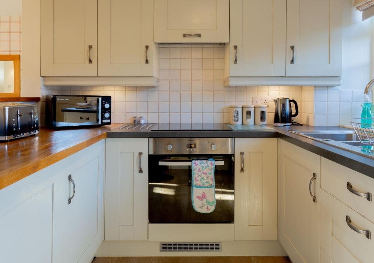 Jasmine Cottage - 2 Bedroom In Heart Of Bourton! Bagian luar foto