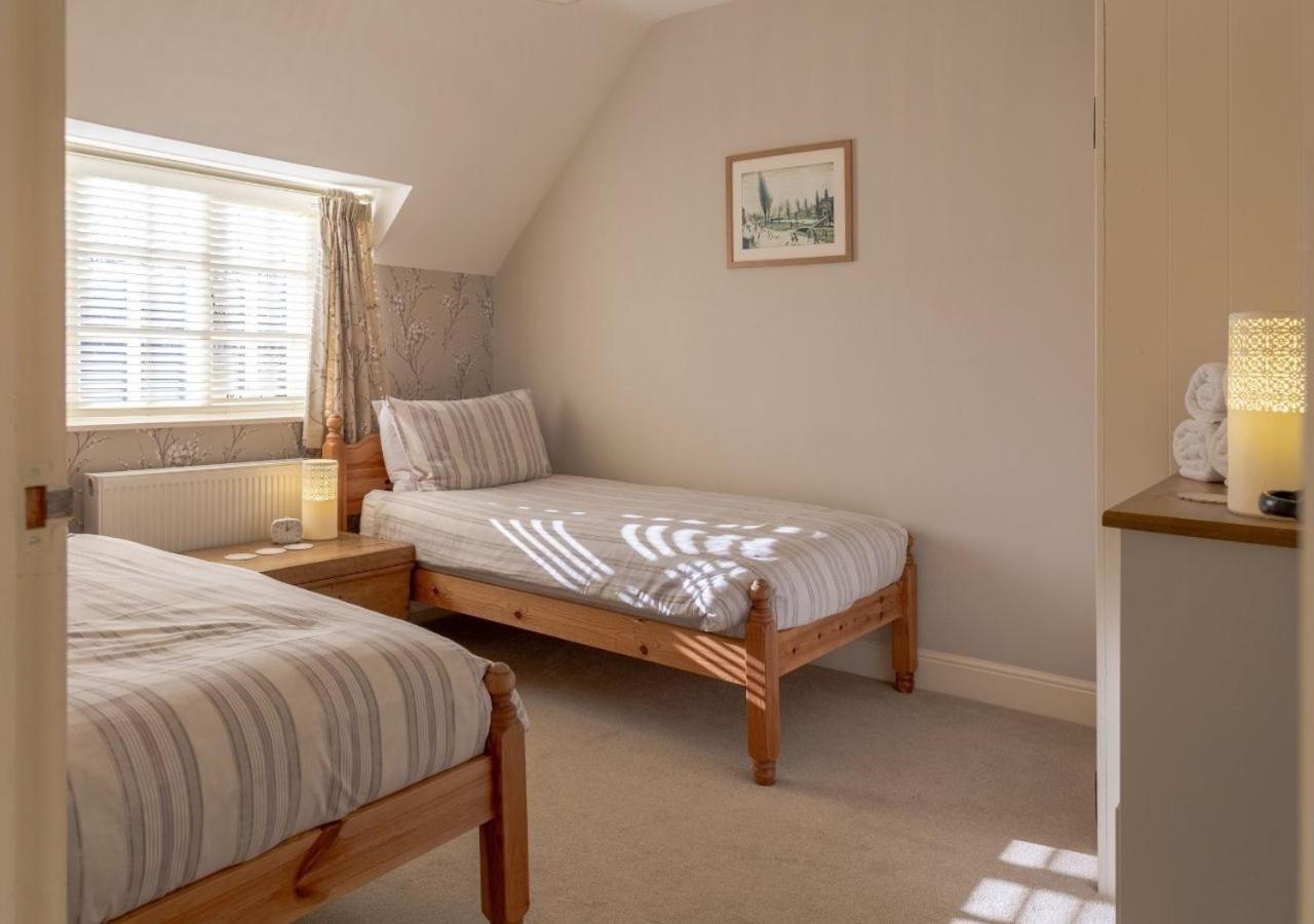 Jasmine Cottage - 2 Bedroom In Heart Of Bourton! Bagian luar foto