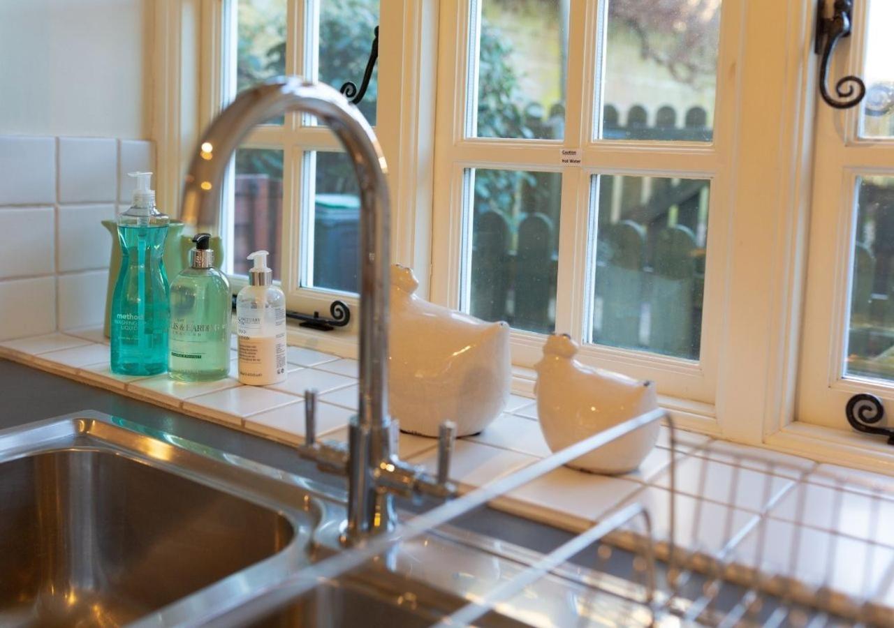 Jasmine Cottage - 2 Bedroom In Heart Of Bourton! Bagian luar foto