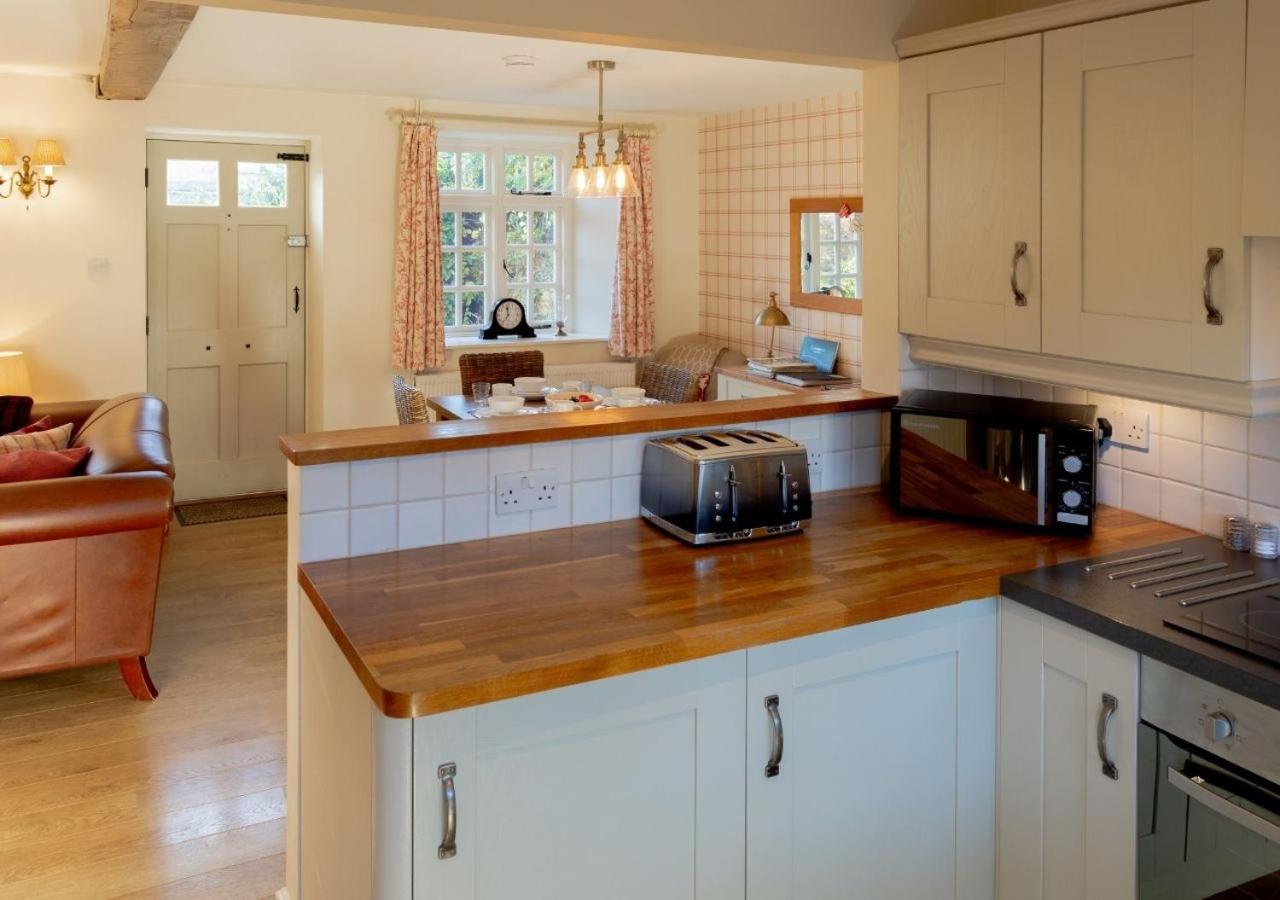 Jasmine Cottage - 2 Bedroom In Heart Of Bourton! Bagian luar foto