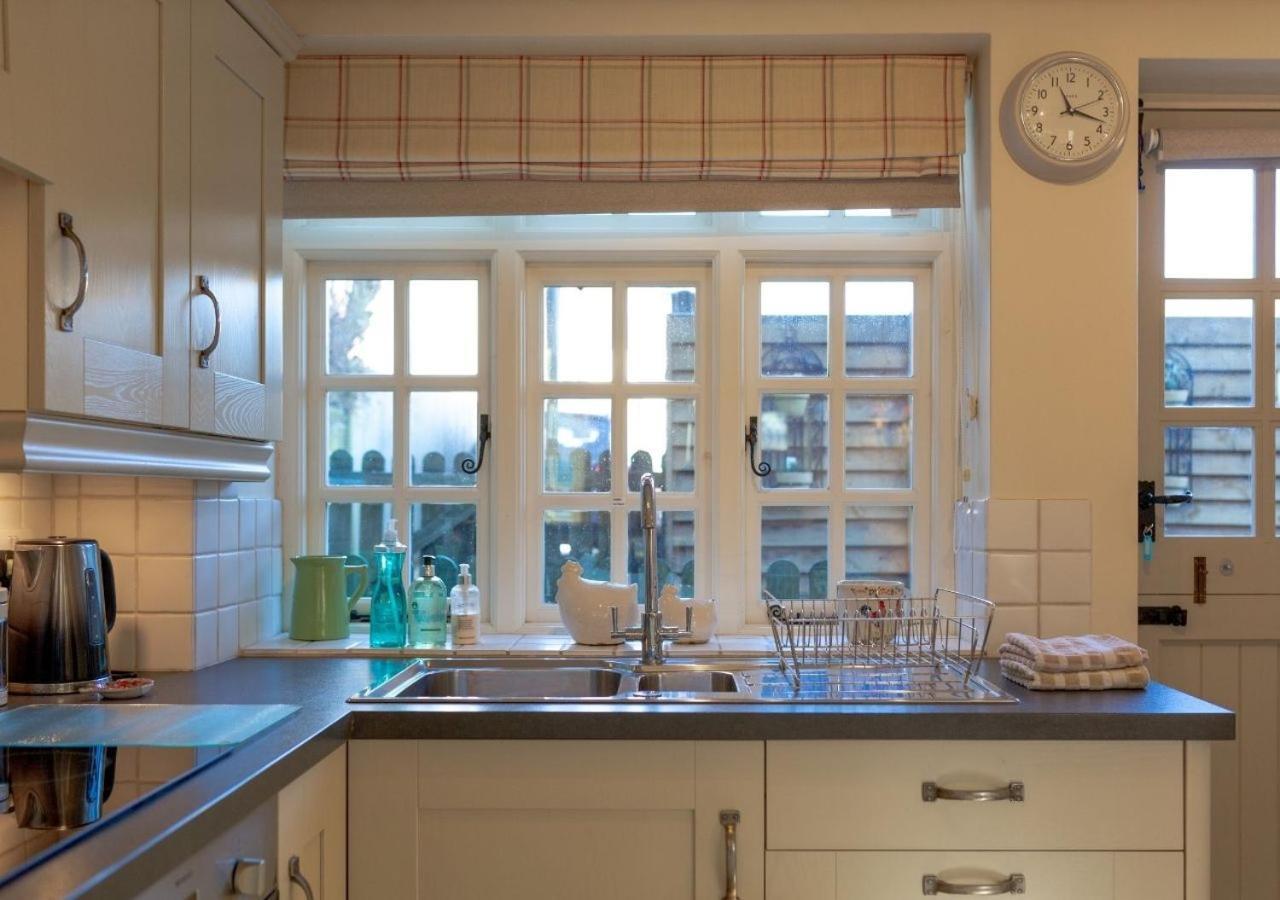 Jasmine Cottage - 2 Bedroom In Heart Of Bourton! Bagian luar foto