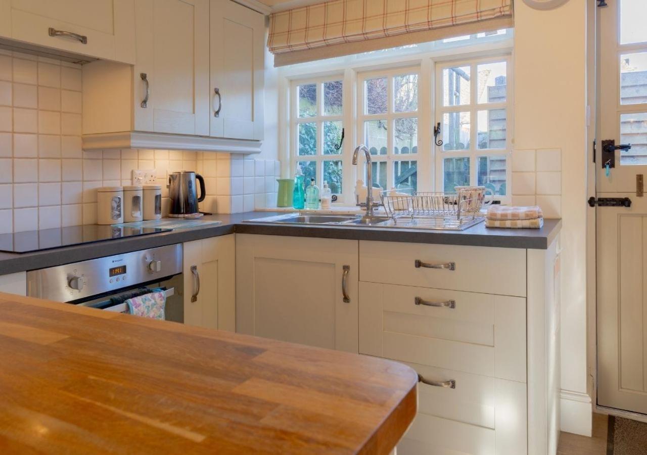 Jasmine Cottage - 2 Bedroom In Heart Of Bourton! Bagian luar foto